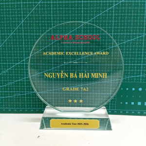 Kỷ niệm chương pha lê tròn vinh danh học sinh