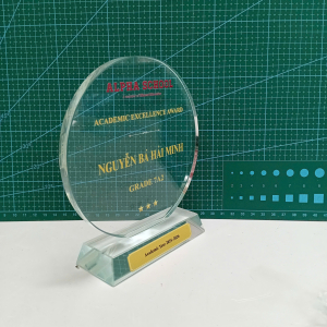 Kỷ niệm chương pha lê tròn vinh danh học sinh