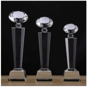 Kỷ Niệm Chương Pha Lê và Thủy Tinh - Lựa Chọn Hoàn Hảo cho Sự Kiện của Bạn