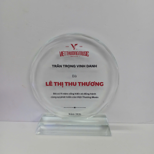 Kỷ niệm chương pha lê vinh danh học sinh