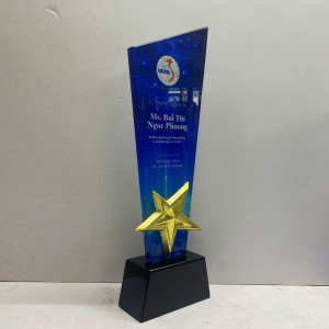 Kỷ niệm chương pha lê vinh danh nhân viên đẹp