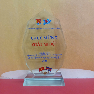 Kỷ niệm chương pha lê vinh danh trường đại học 
