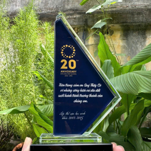 Kỷ niệm chương thủy tinh 2 lớp tam giác đẹp 