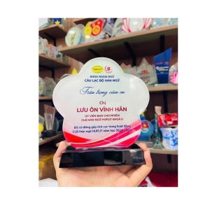 Kỷ niệm chương thủy tinh pha lê vinh danh câu lạc bộ hán ngữ