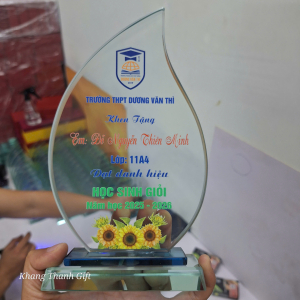 Kỷ niệm chương thủy tinh vinh danh học sinh giỏi