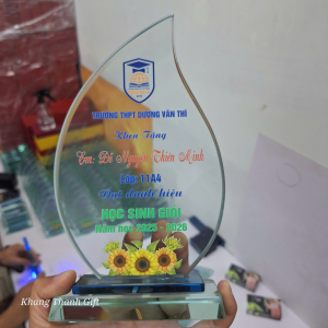 Kỷ niệm chương thủy tinh vinh danh học sinh giỏi
