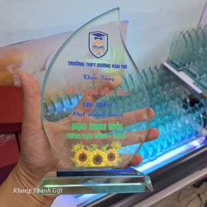 Kỷ niệm chương thủy tinh vinh danh học sinh giỏi