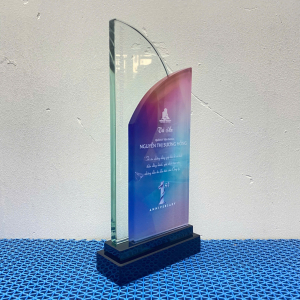 Kỷ niệm chương thủy tinh vinh danh nhân viên