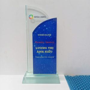 Kỷ niệm chương thủy tinh vinh danh nhân viên MISA