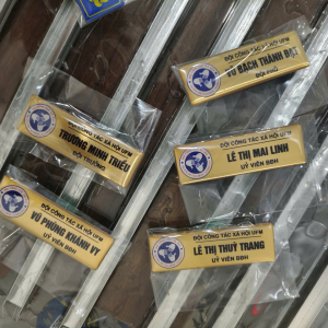 Pins cài áo - logo cài áo - bảng tên đội công tác kim loại in phủ keo