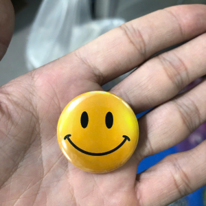 Pins cài áo - logo cài áo - huy hiệu nhựa in phủ keo mặt cười
